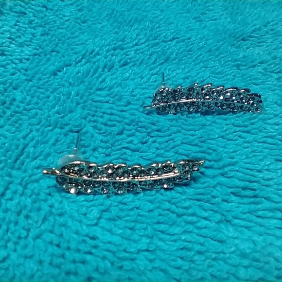 Silvertone rhinestone pierced post leaf earrings - Picture 3 of 5